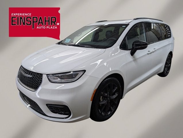2025 Chrysler Pacifica Limited in Bright White Clearcoat — front three-quarter view