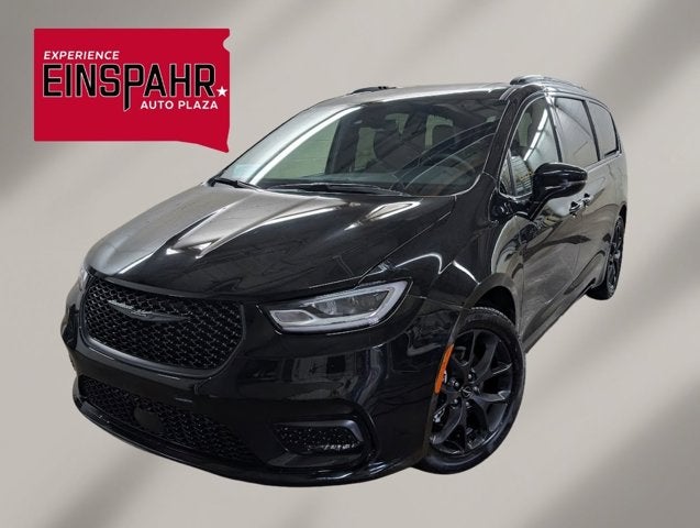 2025 Chrysler Pacifica Limited in Diamond Black Crystal Pearlcoat — front three-quarter view