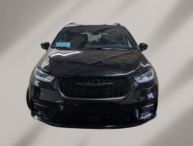 2025 Chrysler Pacifica — side profile view